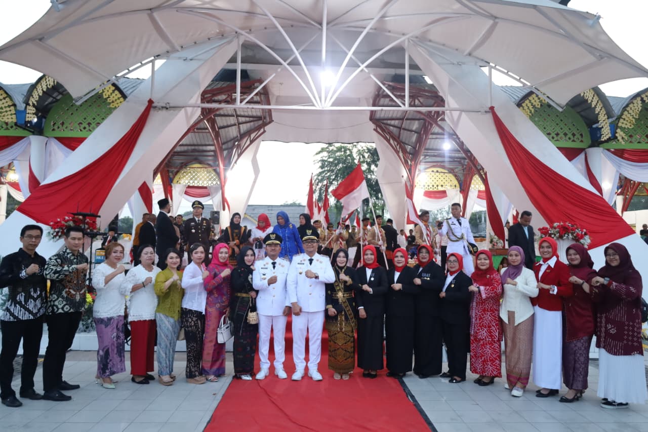 Wali Kota Tanjungbalai Mahyaruddin Salim bersama Forkopimda usai memimpin upacara penurunan bendera HUT RI ke-80 di Alun-alun Sultan Abdul Jalil Rahmadsyah.