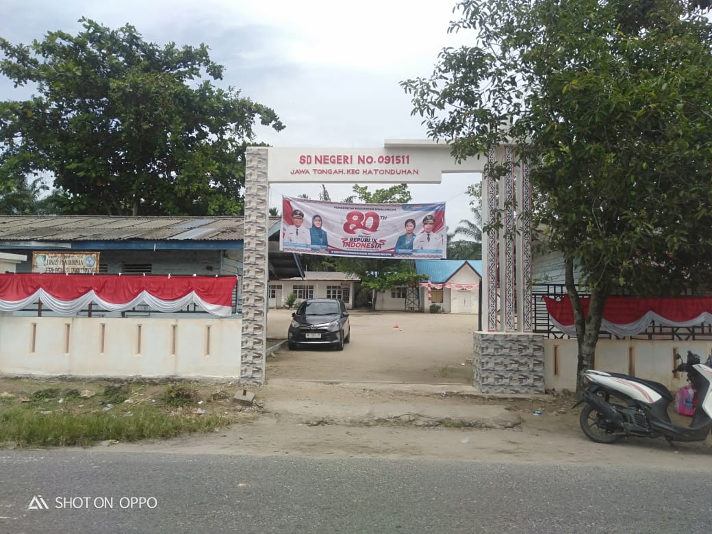 Bendera Merah Putih dipasang di tembok SD Negeri Jawa Tongah, Kecamatan Hatonduhan, Simalungun sebagai bentuk semangat HUT ke-80 RI.