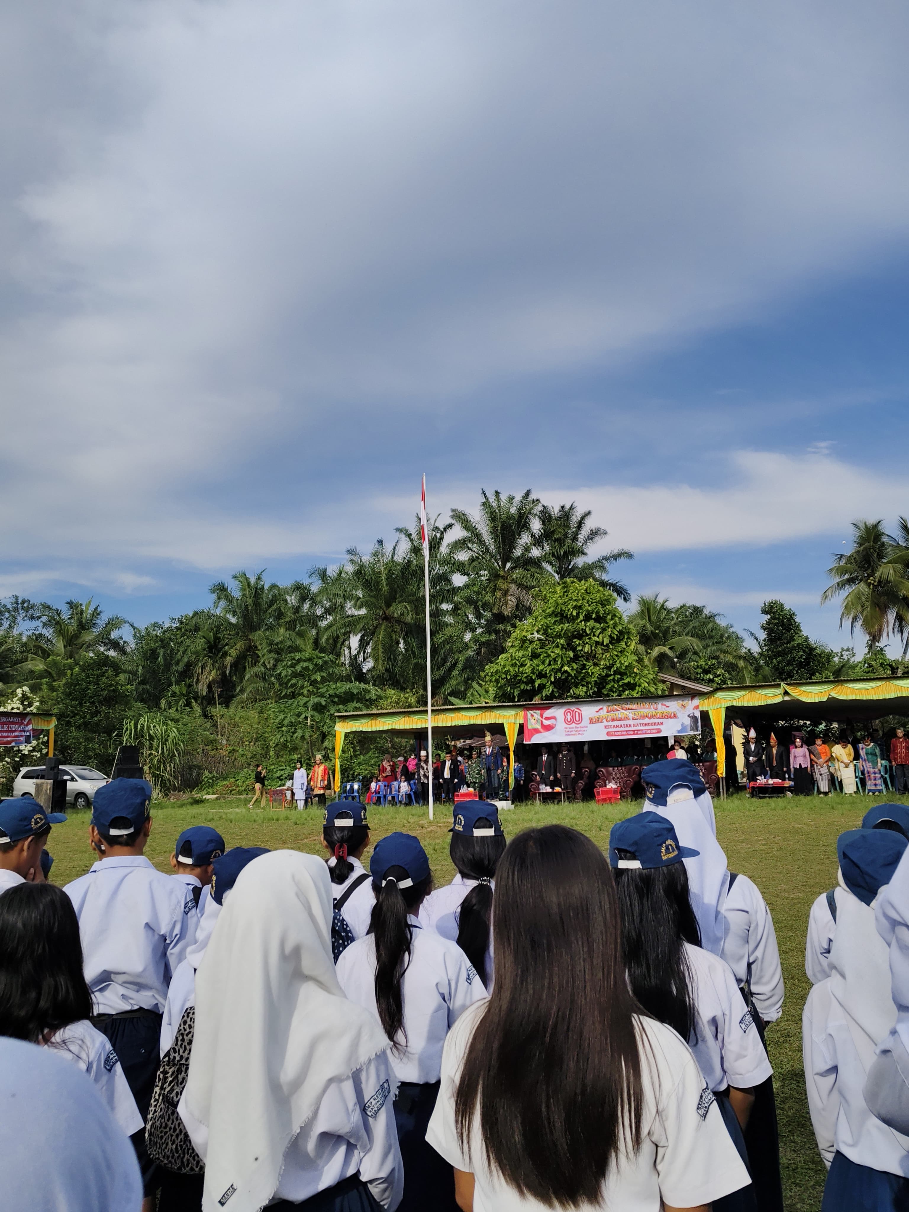 Suasana upacara peringatan HUT RI ke-80 di Kecamatan Hatonduhan, Simalungun yang kini diwarnai dugaan penggelapan dana oleh panitia.