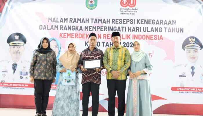 Bupati dan Wakil Bupati Madina bersama orang tua almarhumah Diva Febriani saat penyerahan penghargaan anggota kehormatan Paskibraka.