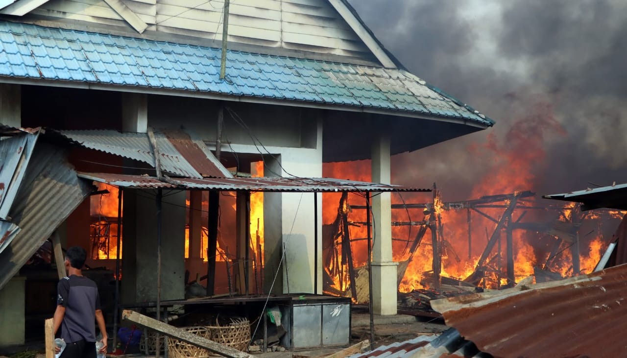 Kebakaran melanda Pasar Baru Serbelawan, Kecamatan Dolok Batunanggar, Kabupaten Simalungun.