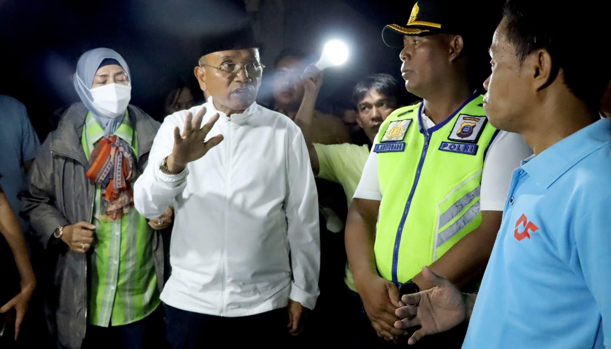 Bupati Simalungun Anton Achmad Saragih meninjau lokasi Pasar Baru Serbelawan yang terbakar.