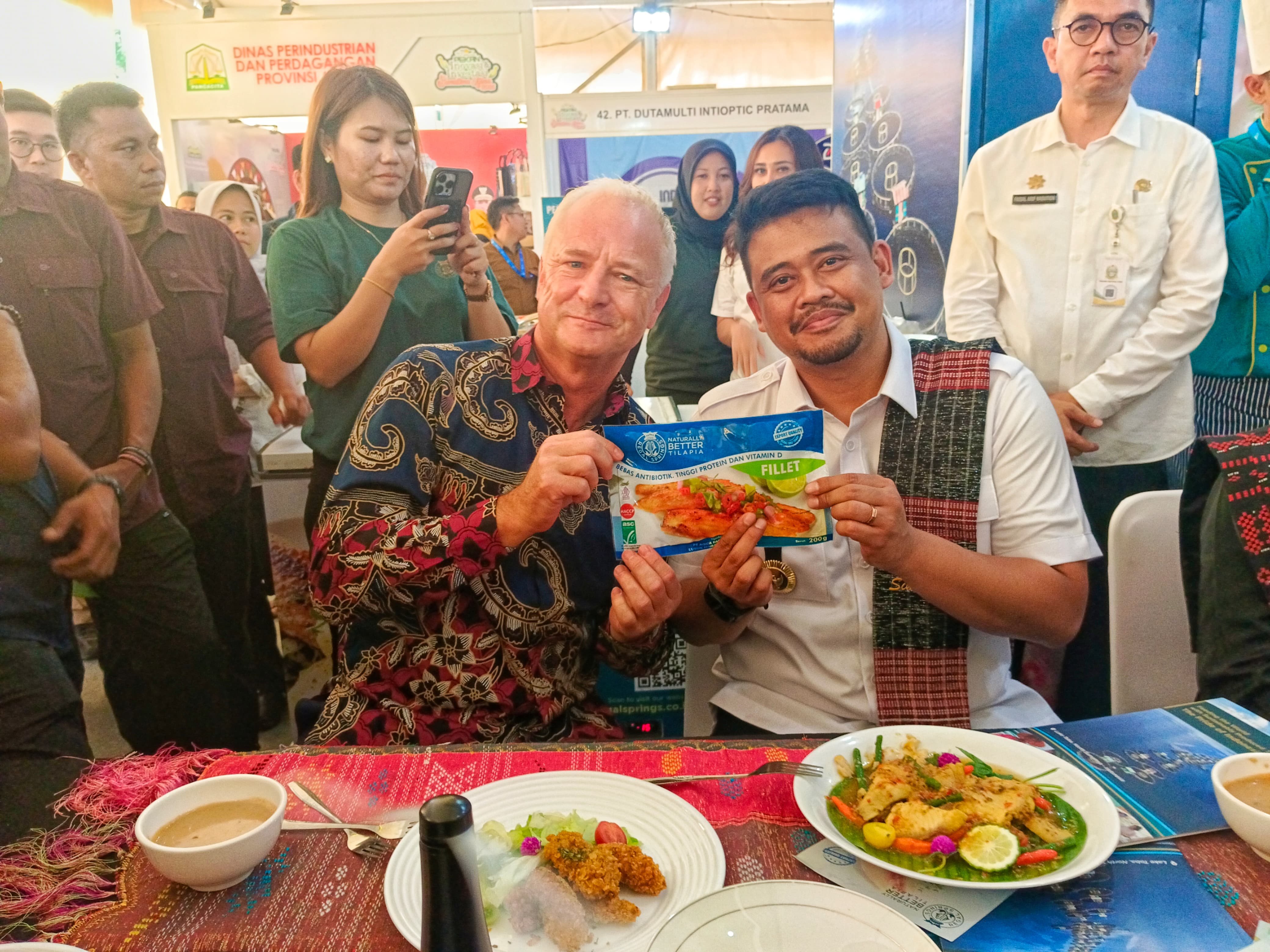 Rudolf Hoeffelman, President Director Regal Springs Indonesia bersama Gubernur Sumut Bobby Nasution di booth Regal Springs Indonesia.