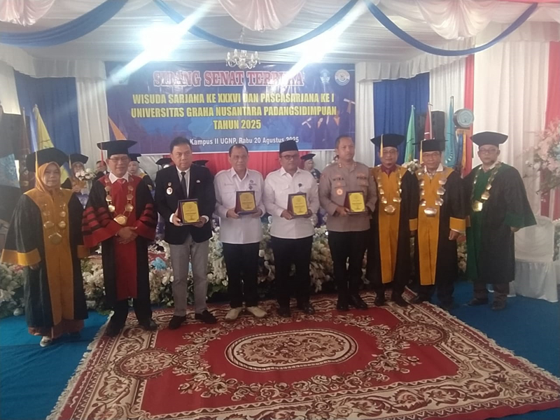 Rektor UGN Padangsidimpuan Dr.Burhanuddin Nasution bersama Wali Kota P.Sidimpuan, Wakil Bupati Tapsel, Kapolres P.Sidimpuan beserta undangan lainnya di acara Wisuda Sarjana ke-36 dan Pascasarjana ke-1