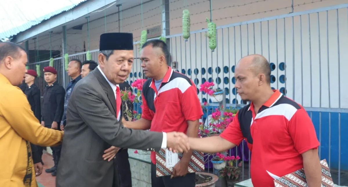 Wakil Bupati Padang Lawas Utara Basri Harahap menyerahkan surat remisi secara simbolis kepada warga binaan Lapas Gunungtua pada peringatan HUT ke-80 RI.