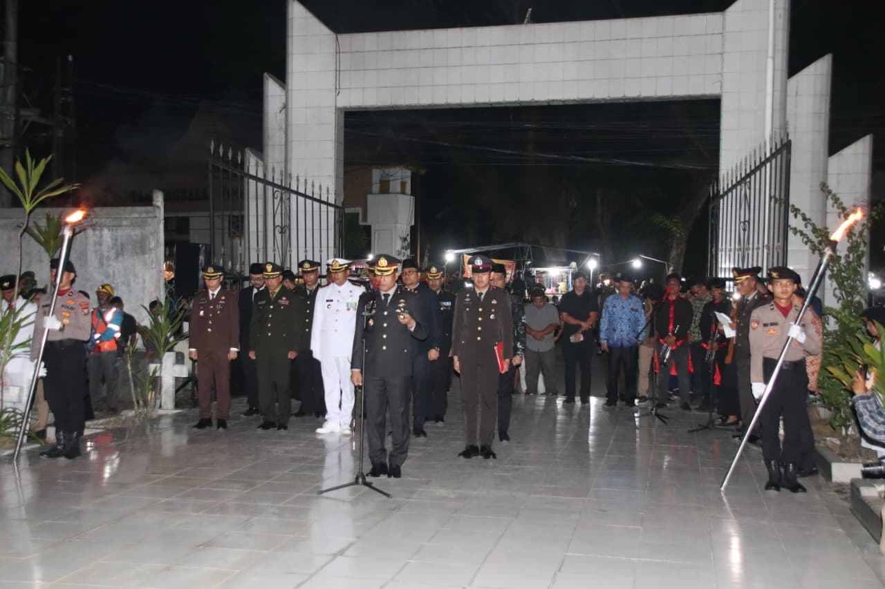 Wali Kota Tanjungbalai, Mahyaruddin Salim melepas peserta pawai obor dari alun-alun Sultan Abdul Jalil Rahmadsyah.