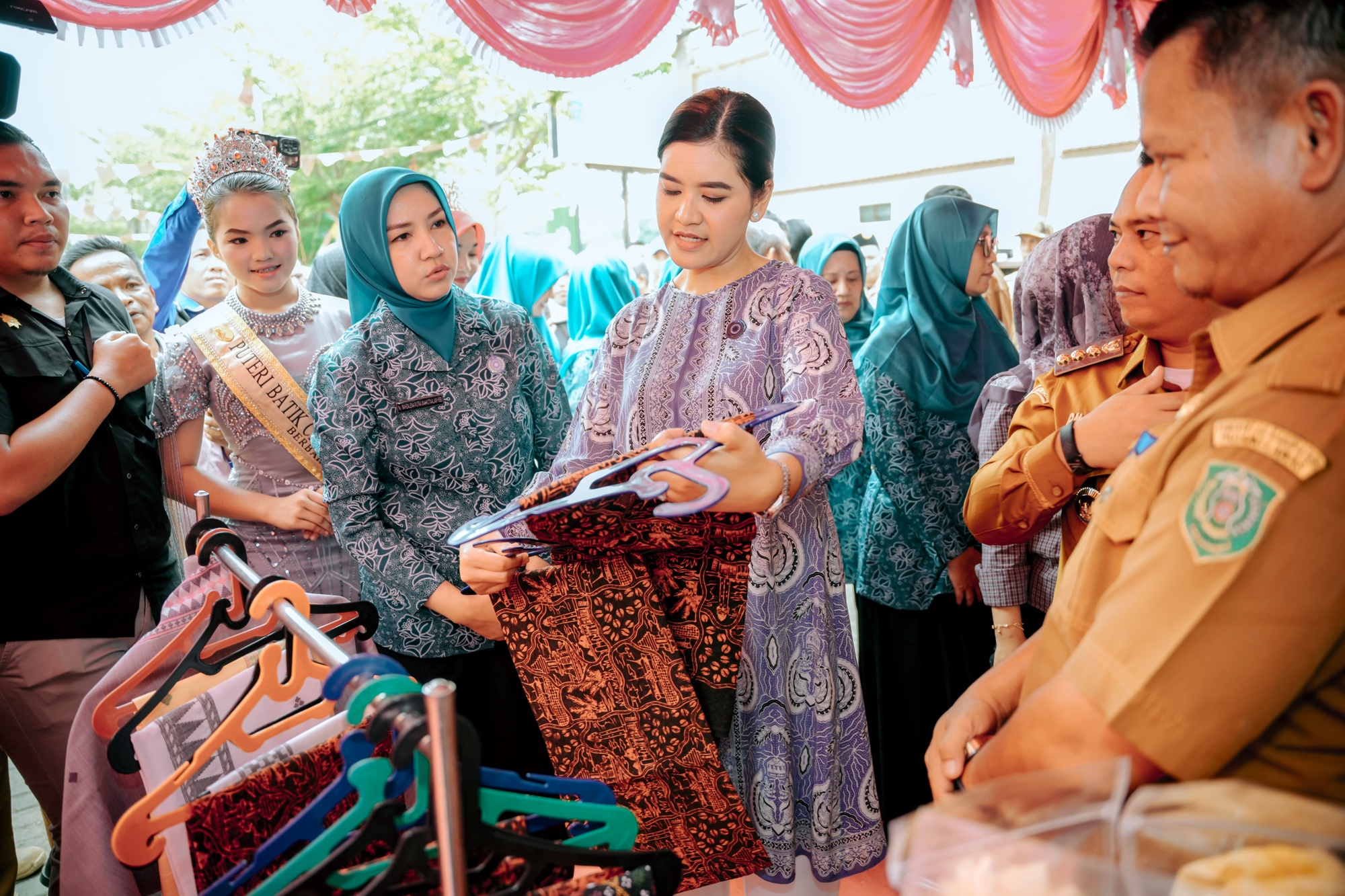 Ketua TP PKK Sumut, Kahiyang Ayu, turun langsung melakukan monitoring pelaksanaan Inspeksi Visual Asam Asetat (IVA) Test dalam rangka Hari Kesatuan Gerak (HKG) PKK Sumut di Kelurahan Pasar Sibuhuan.