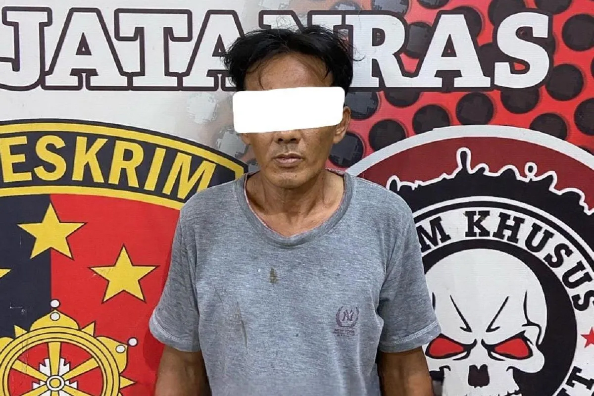 Tersangka DI saat diamankan polisi.