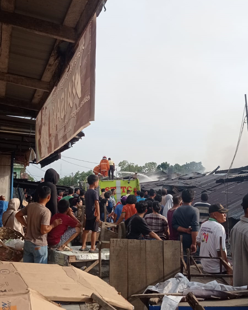 Kebakaran melanda Pasar Baru Serbelawan Kecamatan Dolok Batunanggar Kabupaten Simalungun.