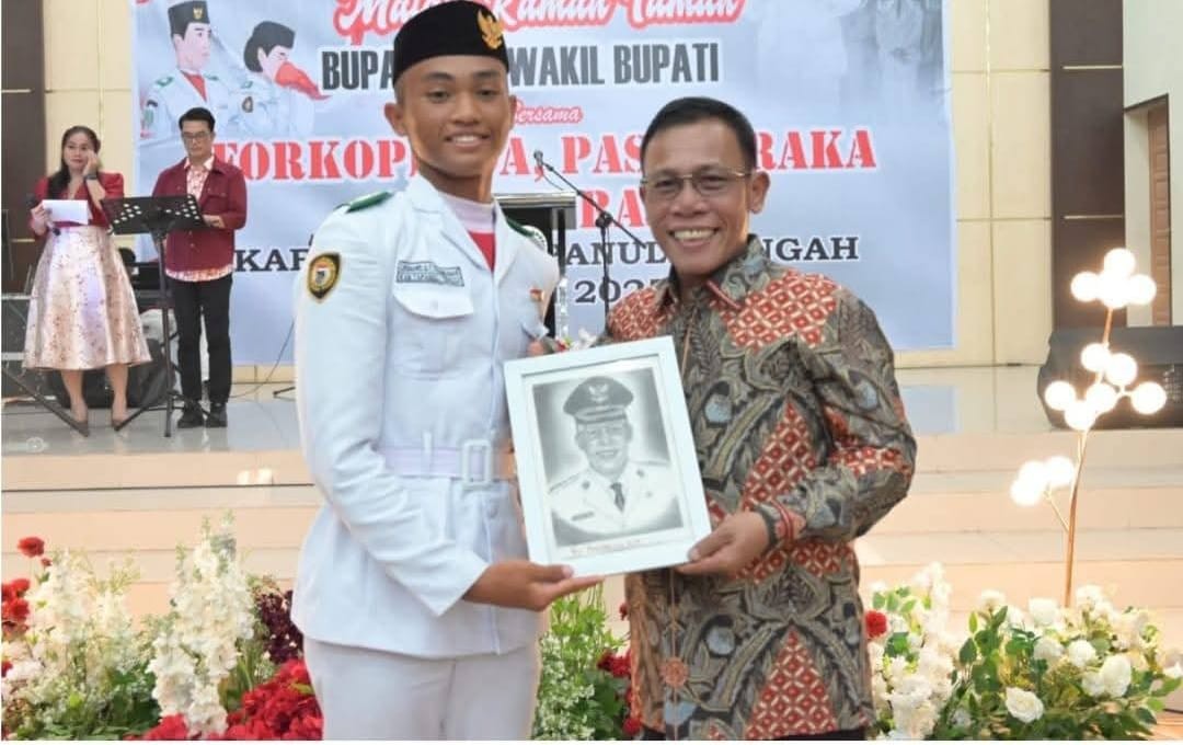 Bupati Tapanuli Tengah Masinton Pasaribu berfoto bersama anggota Paskibraka usai acara Malam Ramah Tamah HUT RI ke-80 di Pandan, Minggu (17/8/2025).