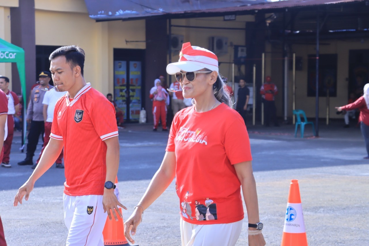 Kapolres Pematangsiantar AKBP Sah Udur Togi Marito Sitinjak ikut lomba membawa kelereng dalam sendok saat perayaan HUT RI di Mapolres.