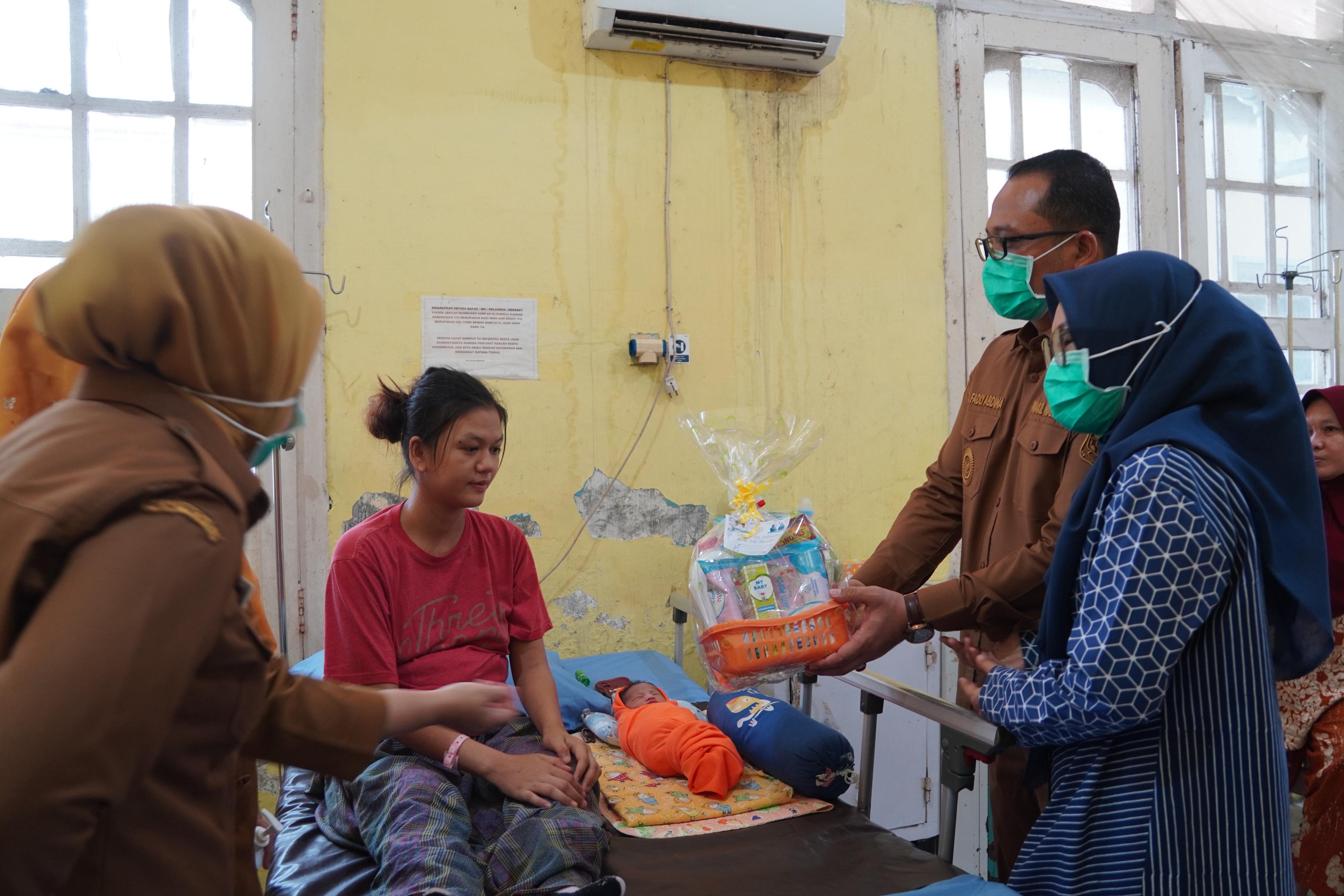 Wali Kota Tanjungbalai menyerahkan bingkisan kepada bayi yang lahir pada Hari Kemerdekaan.