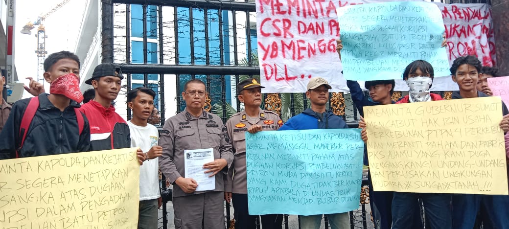 Elemen MPP Sumut berunjuk rasa di depan Kantor Kejatisu, Kamis (21/8/2025).