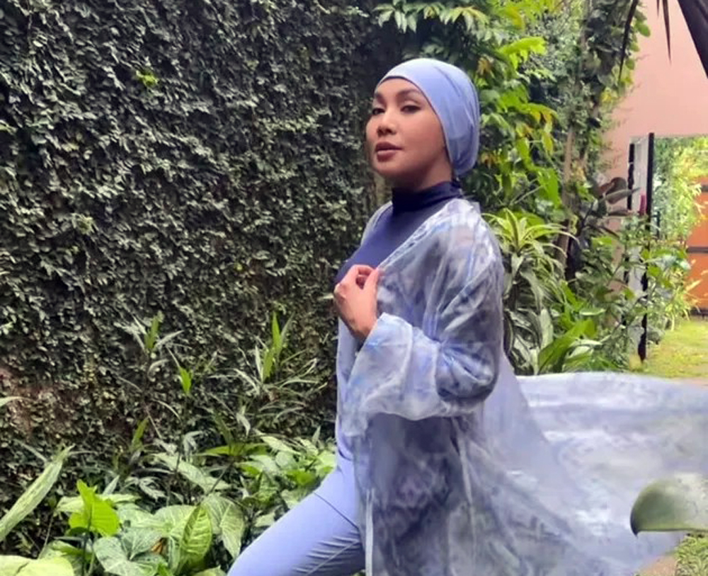Penyanyi Dewi Gita.