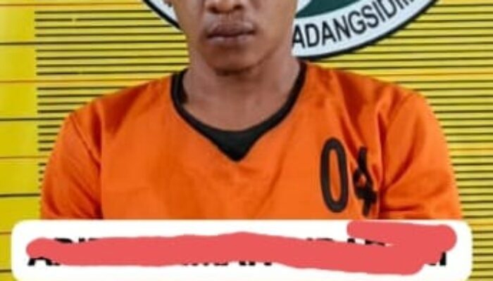 Tersangka ARS (29) warga Timbangan, Padangsidimpuan, diciduk polisi saat menumpang travel karena kedapatan membawa 47,31 gram sabu, Selasa (19/8/2025).
