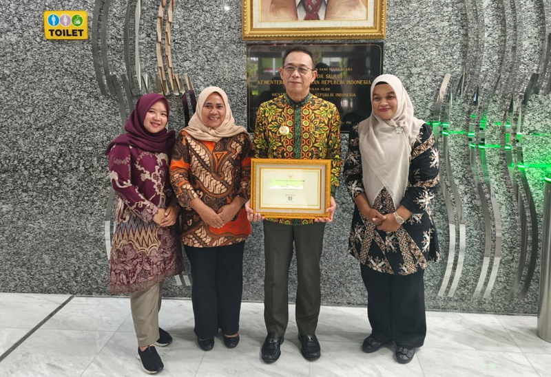 Bupati Tapsel H.Gus Irawan Pasaribu menerima Sertifikat Eliminasi Kusta,Filariasis Limfatik dari Wakil Menteri Kesehatan RI Prof.dr.Dante Saksono Harbuwono di Jakarta, Rabu (20/8/2025).