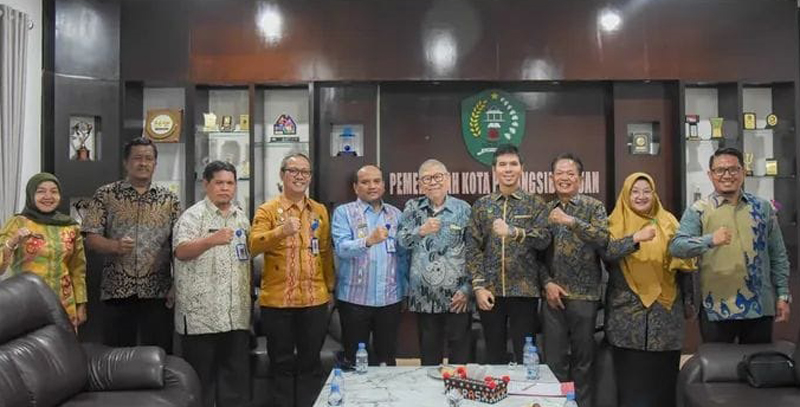 Walikota Padangsidimpuan, Dr H Letnan Dalimunthe menerima audiensi dari pengurus Yayasan Perguruan Islam (YPI) BM Muda Nurul Ilmi, diruang kerja Wali Kota, Kamis(21/8/2025).