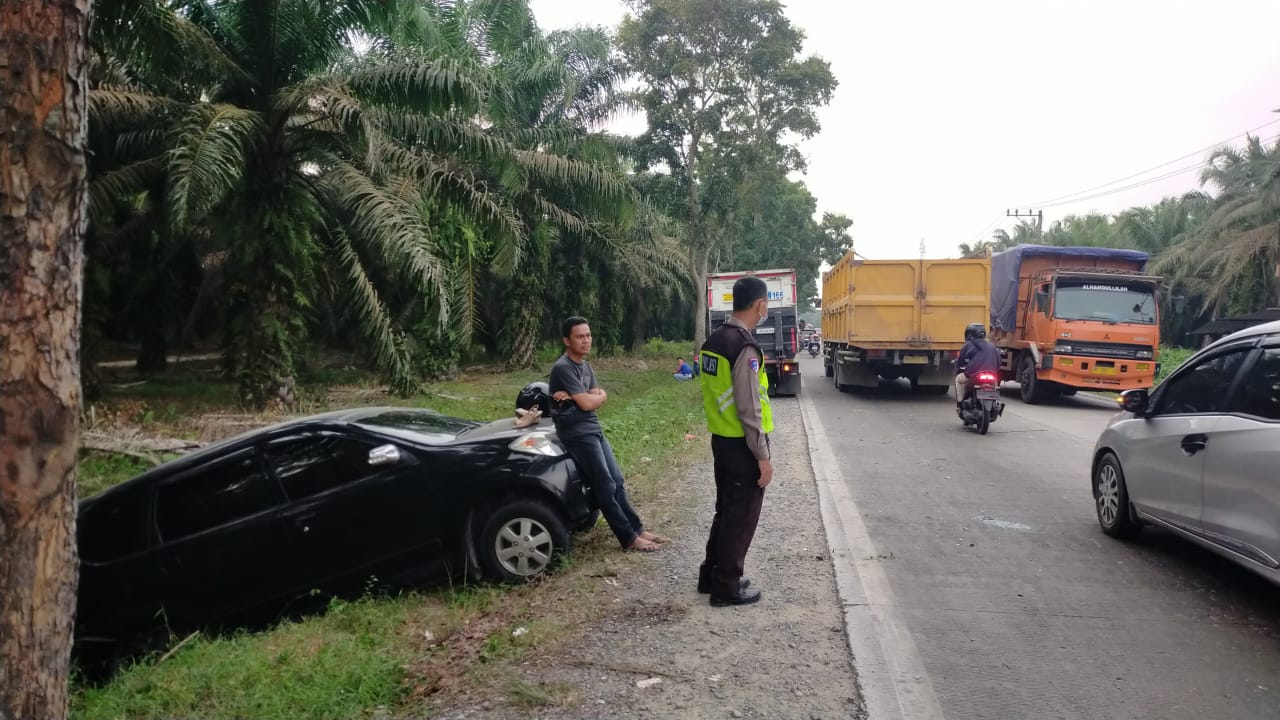 Kondisi Toyota Avanza dan truk box yang terlibat tabrakan di Jalinsum Asahan, Senin (18/8/2025).