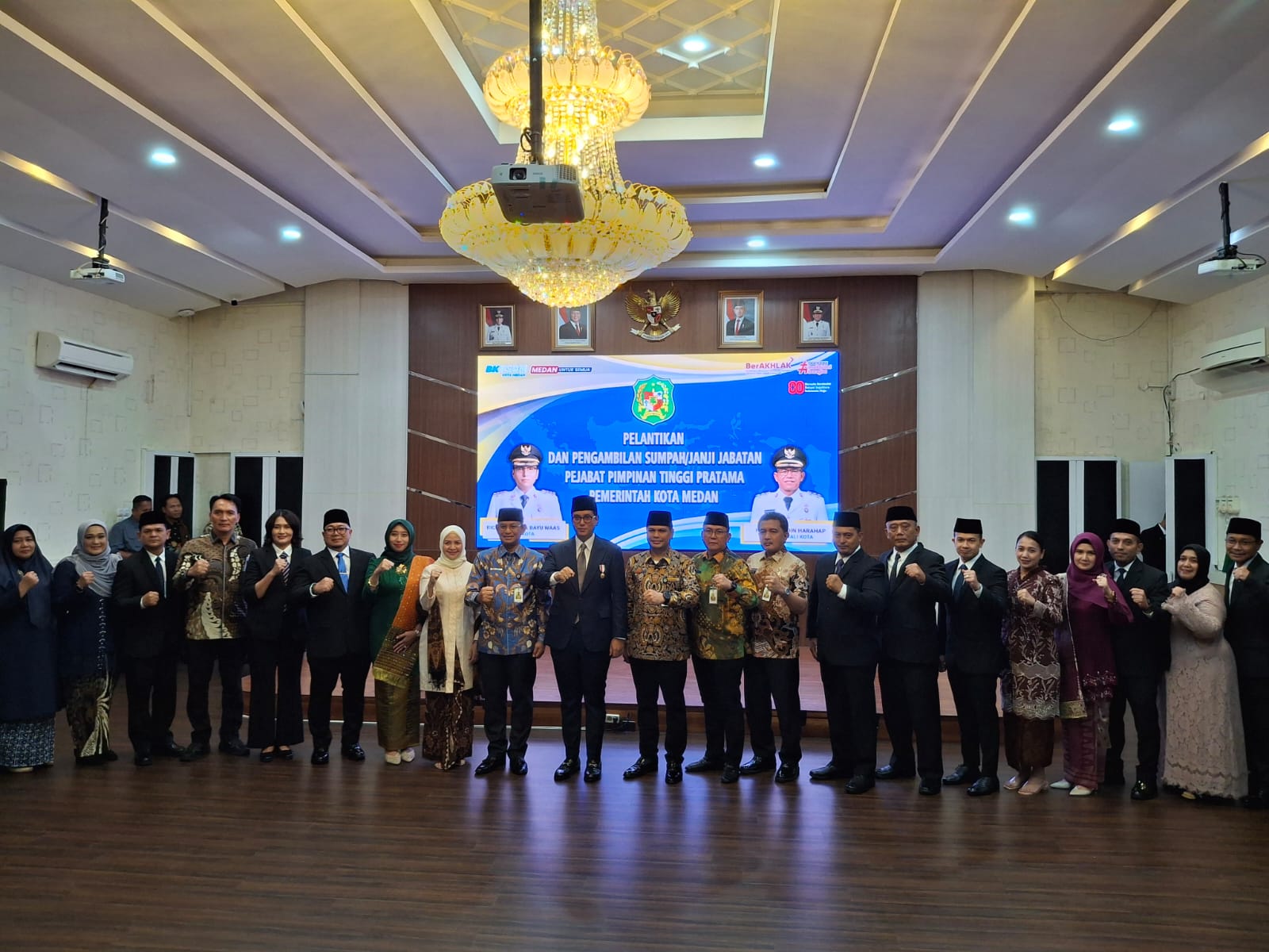 Wali Kota Medan Rico Waas diabadikan bersama pejabat yang baru berserta keluarga usai pelantikan di Balai Kota Medan pada Kamis, 21 Agustus 2025.