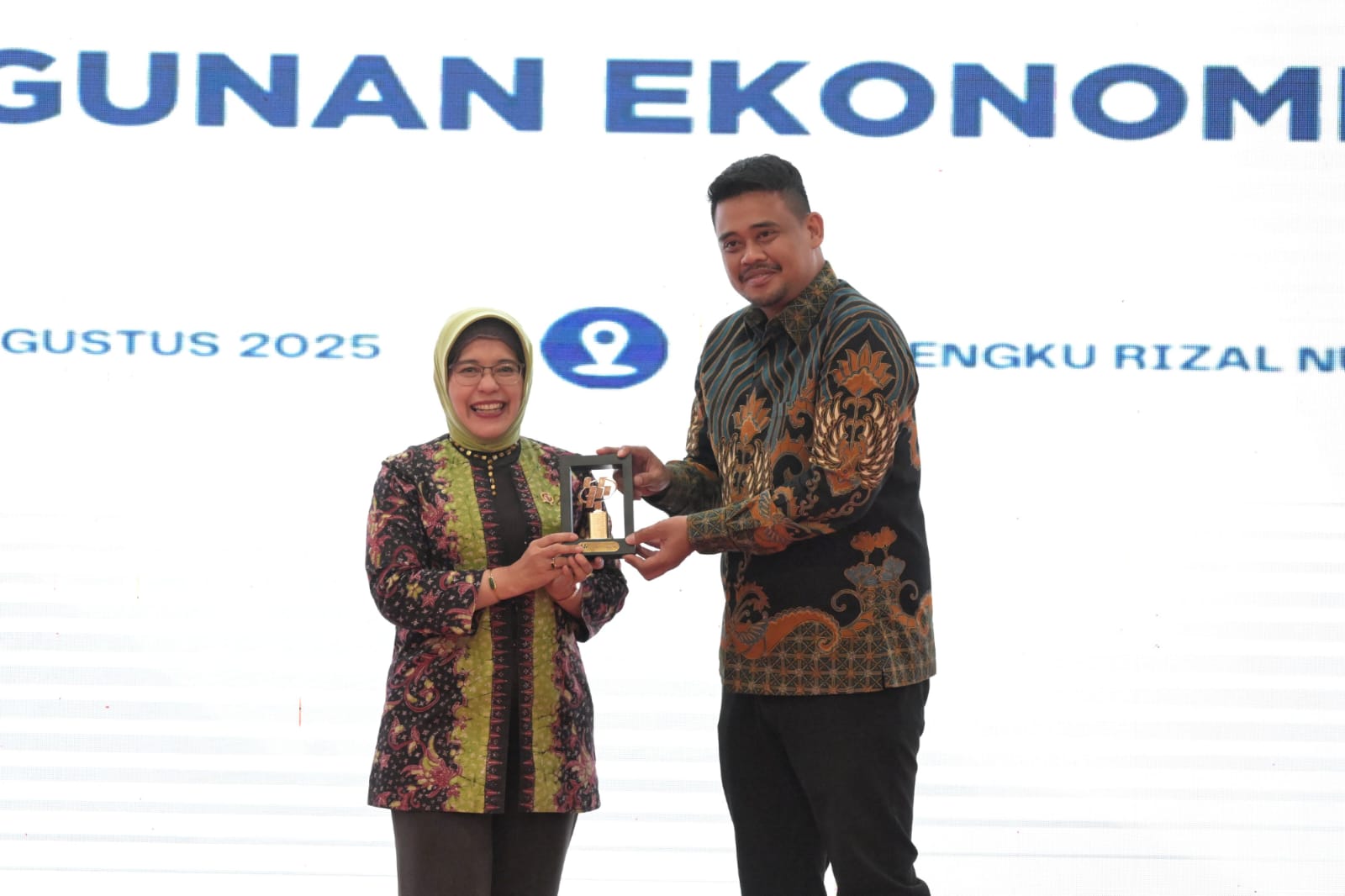 Gubsu Bobby Nasution memberikan cinderamata kepada Kepala BPS RI, Amalia Adininggar Widyasanti usai mengikuti rakor di Aula Tengku Rizal Nurdin, Rabu malam (20/08/2025).
