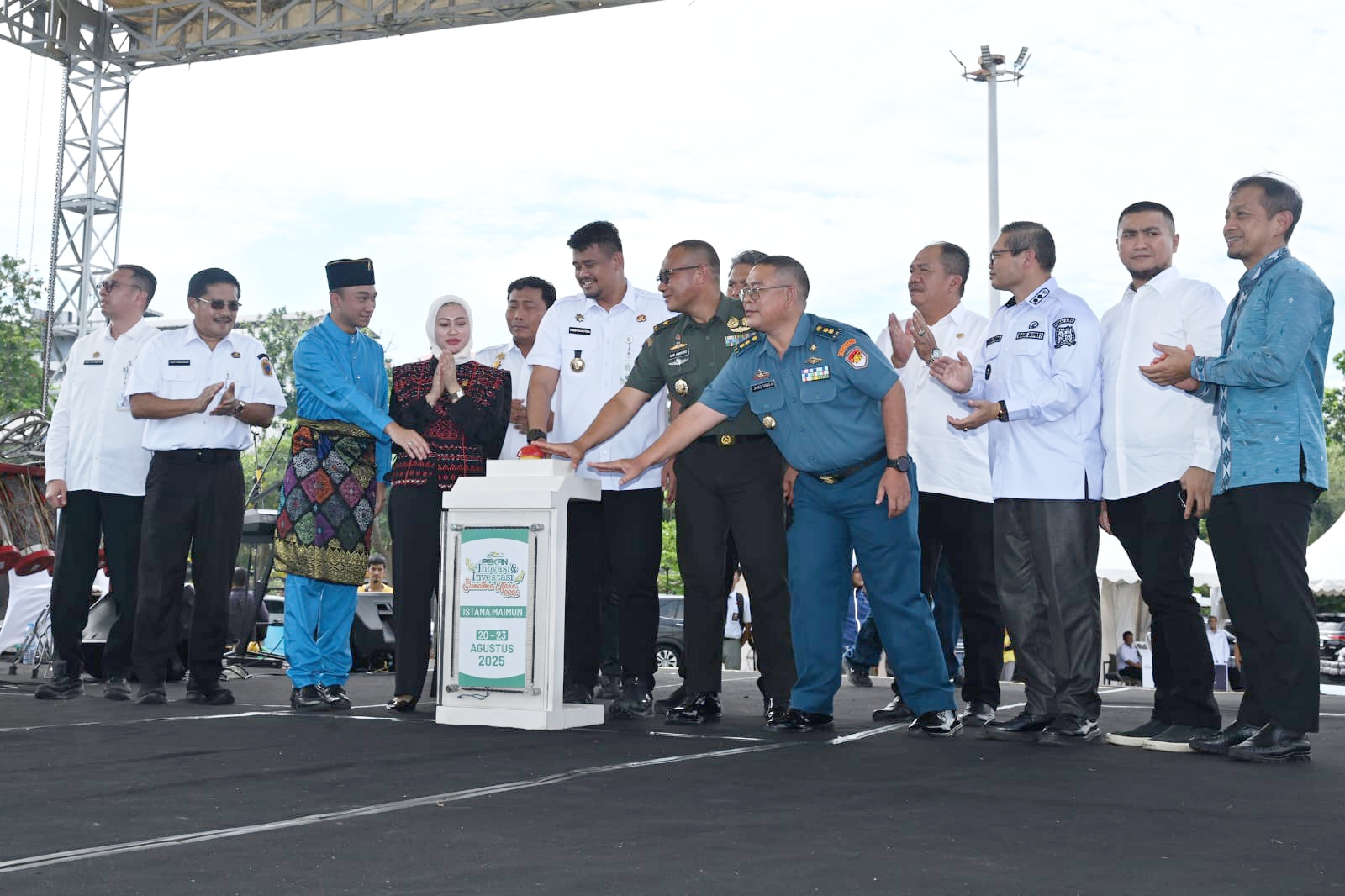 Gubsu Bobby Nasution didampingi Sekdaprovsu Togap Simangunsong, Ketua DPRDSU Erni Ariyanti Sitorus, serta unsur Forkopimda membuka Pekan Inovasi dan Investasi Sumut 2025, Rabu (20/8).