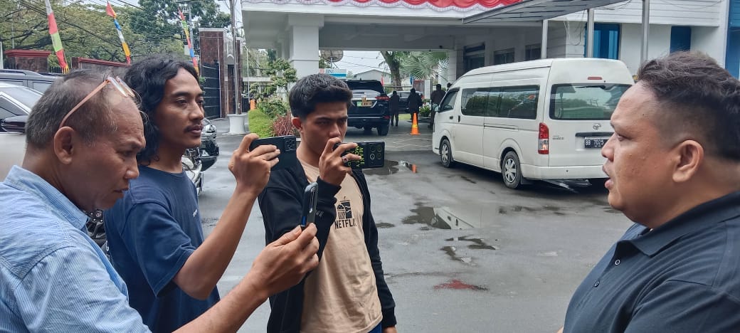 Plh Kasi Penkum Muhammad Husairi saat memberikan keterangan pers di halaman Kejati Sumut.