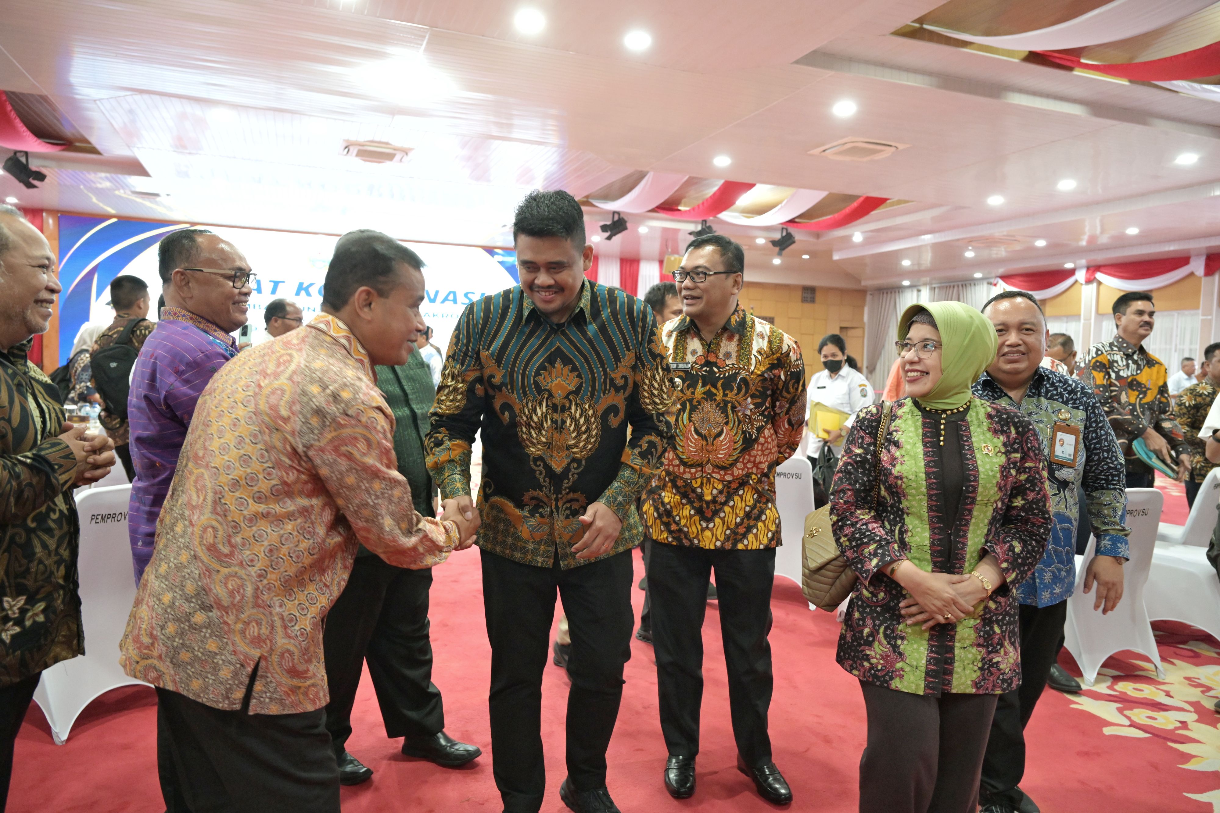 Gubernur Sumatera Utara Bobby Nasution saat Rakor Ekonomi Makro bersama Kepala BPS RI dan Perum Bulog di Aula Tengku Rizal Nurdin, Medan (20/8/2025).