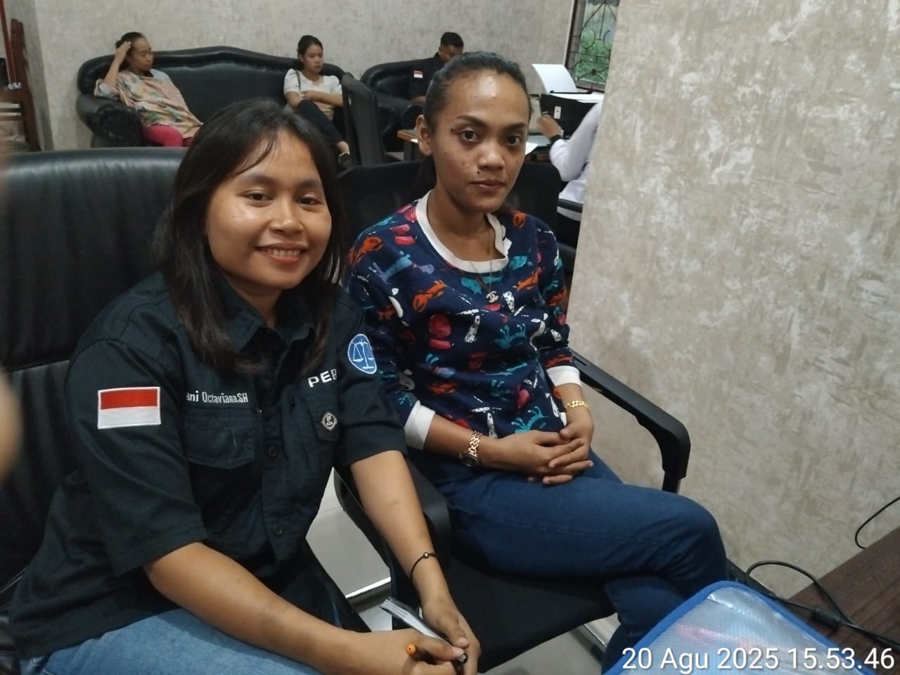 Saksi kunci dugaan pembunuhan Jonres Sinaga, Dwi Andini (kanan), bersama tim advokat JB Partner.