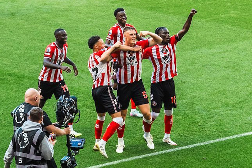 Pemain Sunderland merayakan kemenangan telak 3-0 atas West Ham di laga comeback ke Premier League setelah 8 tahun absen, Sabtu (16/8/2025).