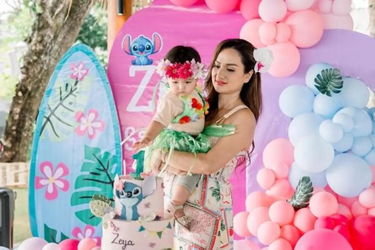 Tengku Dewi bersama Baby Zeya saat pesta ulang tahun bertema Hawaii di Bali, Selasa (19/8/2025).
