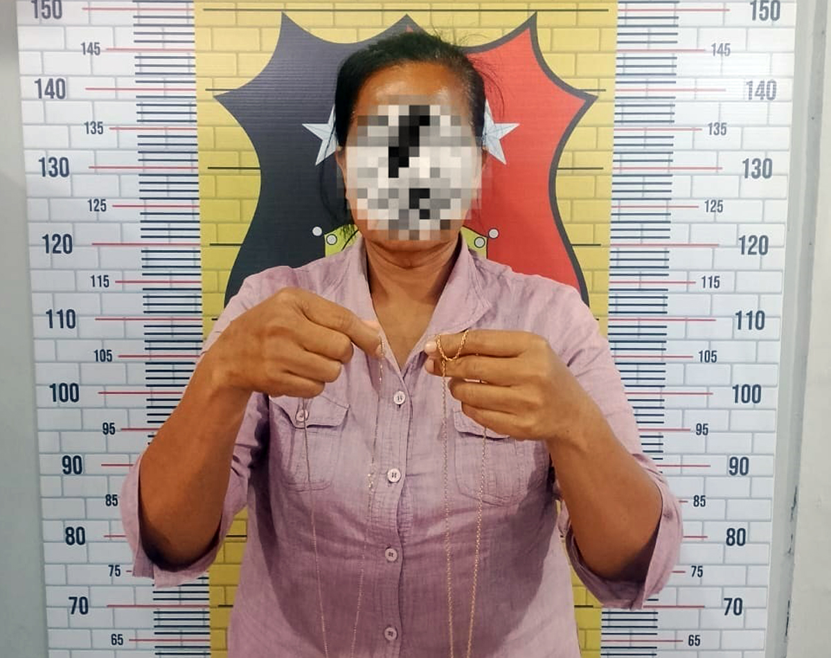 Tersangka NRH (51) bersama barang bukti hasil curian senilai Rp369 juta yang berhasil diamankan Polsek Kota Kisaran.