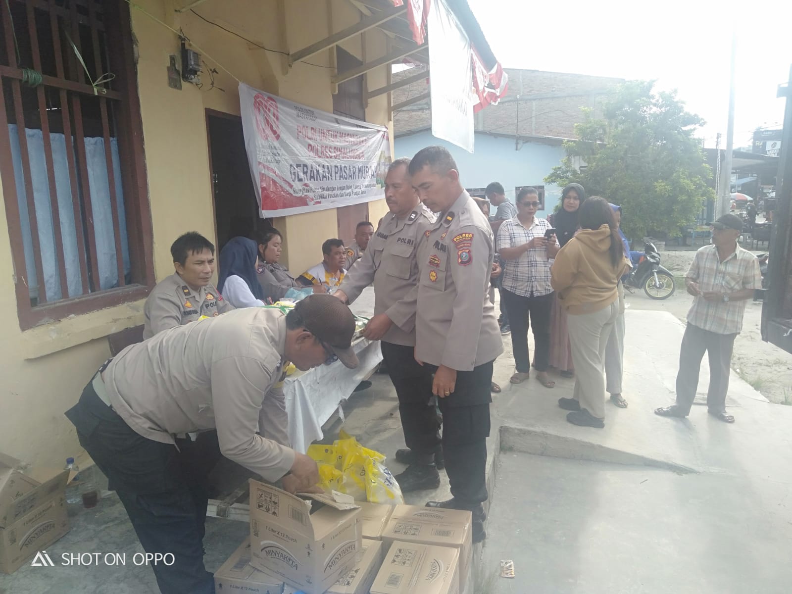 Warga Tanah Jawa antre membeli beras dan minyak murah yang dibagikan Polres Simalungun dan Polsek Tanah Jawa di Balimbingan, Kamis (21/8/2025).