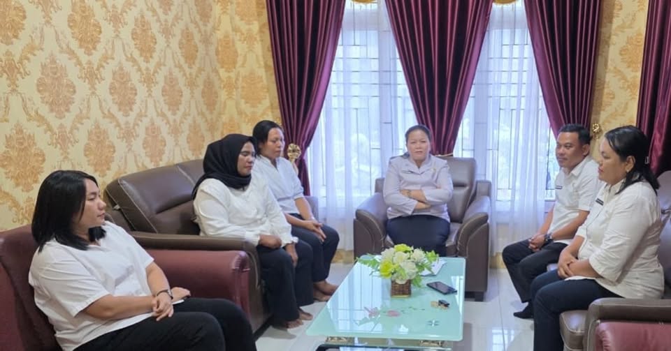 Kabid Pelayanan Kesehatan Dinkes Tapteng Lisna Panjaitan bersama Kepala Puskesmas Pinangsori Achiruddin Hutagalung saat memberikan klarifikasi resmi.