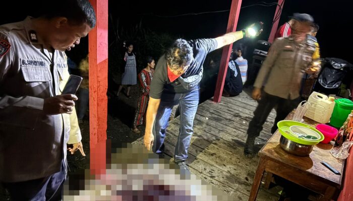 Personel Polsek Pinangsori saat melakukan olah TKP di lokasi penemuan jasad nelayan di Tapteng.