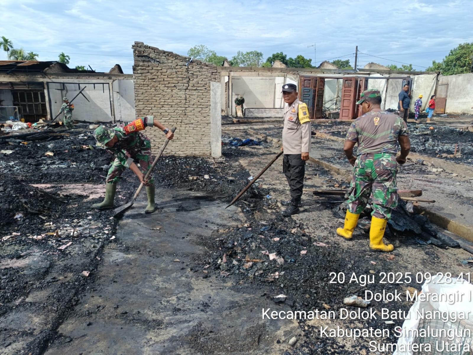 Pembersihan puing-puing sisa kebakaran Pasar Baru Serbalawan dipimpin Forkopimca bersama aparat TNI-Polri, Rabu (20/8/2025).
