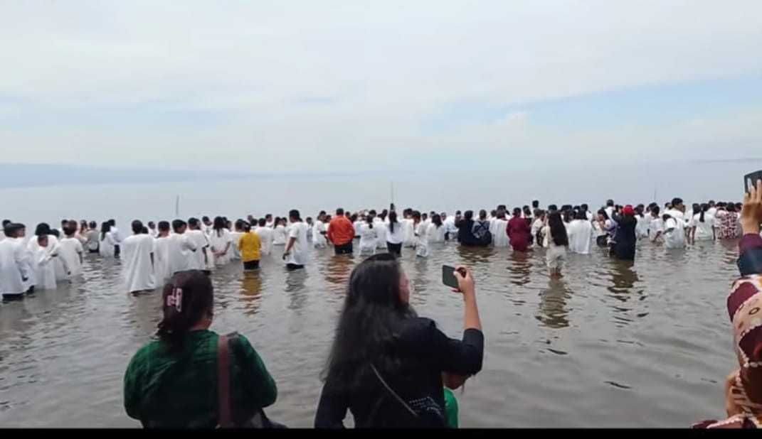 Baptisan massal 500 jemaat di Danau Toba, Desa Lumban Bulbul, Kecamatan Balige, Kabupaten Toba.