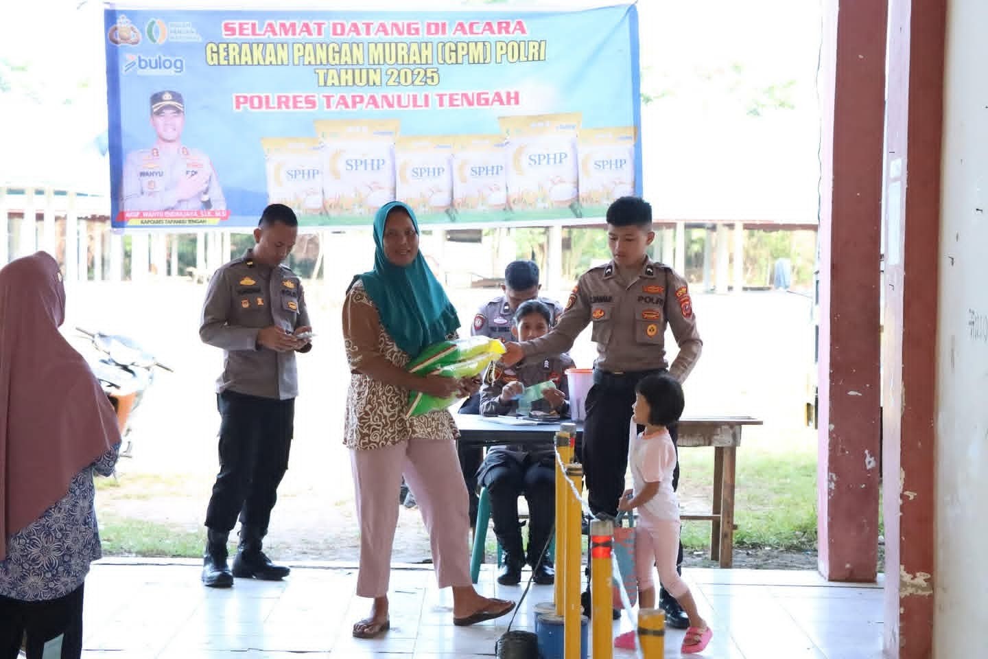 Kapolres Tapteng AKBP Wahyu Endrajaya bersama jajaran saat Gerakan Pangan Murah. Stok 10 ton beras ludes diserbu warga.