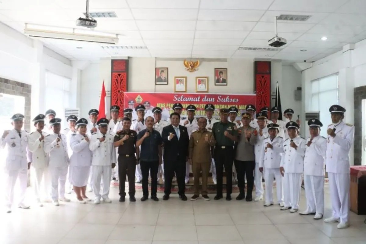 Pengukuhan perpanjangan masa jabatan kepala desa di Kabupaten Samosir.