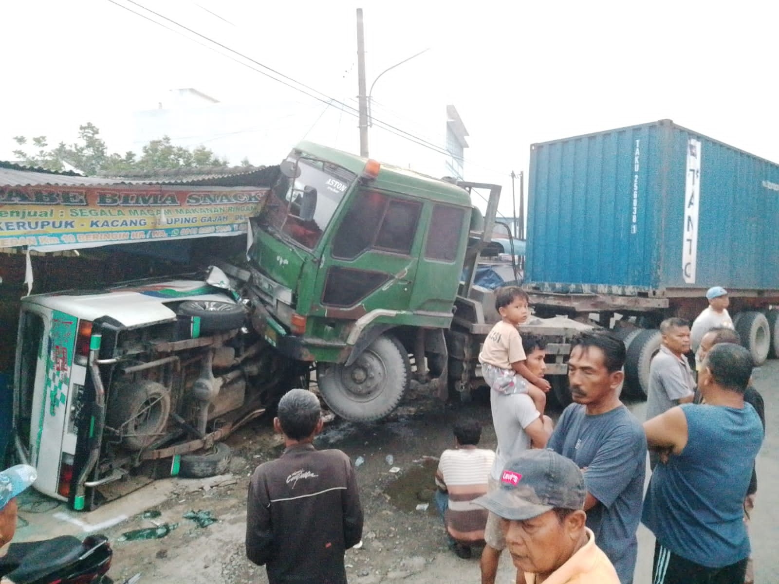 Truk Intercooler yang menabrak minibus CV Simpati dan rumah warga di Sinaksak, Tapian Dolok, Simalungun.