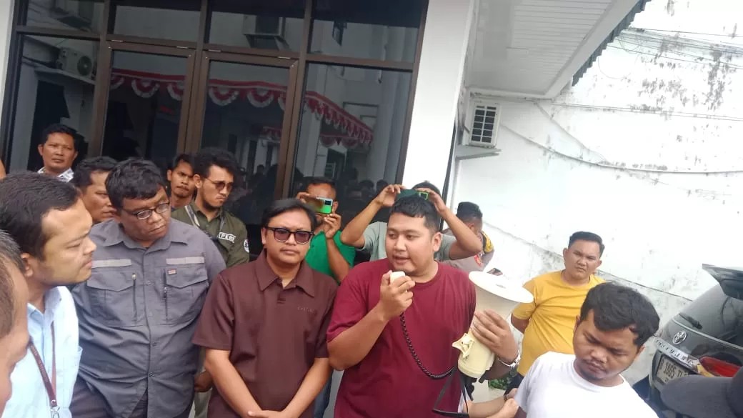 UNJUK RASA: Puluhan mahasiswa berorasi di depan Kejaksaan Negeri Pematangsiantar menuntut oknum jaksa diperiksa, Kamis (21/8).