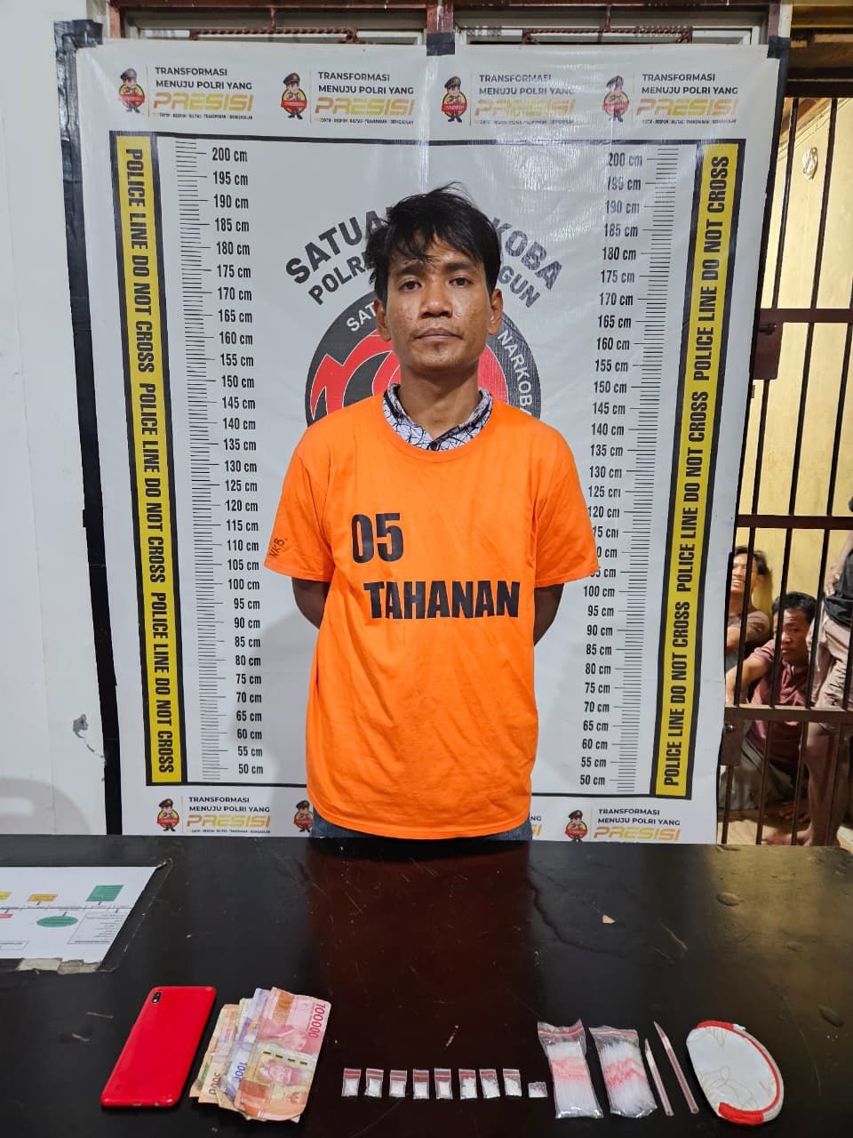 Polisi menggerebek warung di Simalungun dan membekuk Toni, bandar sabu dengan barang bukti 2,72 gram.