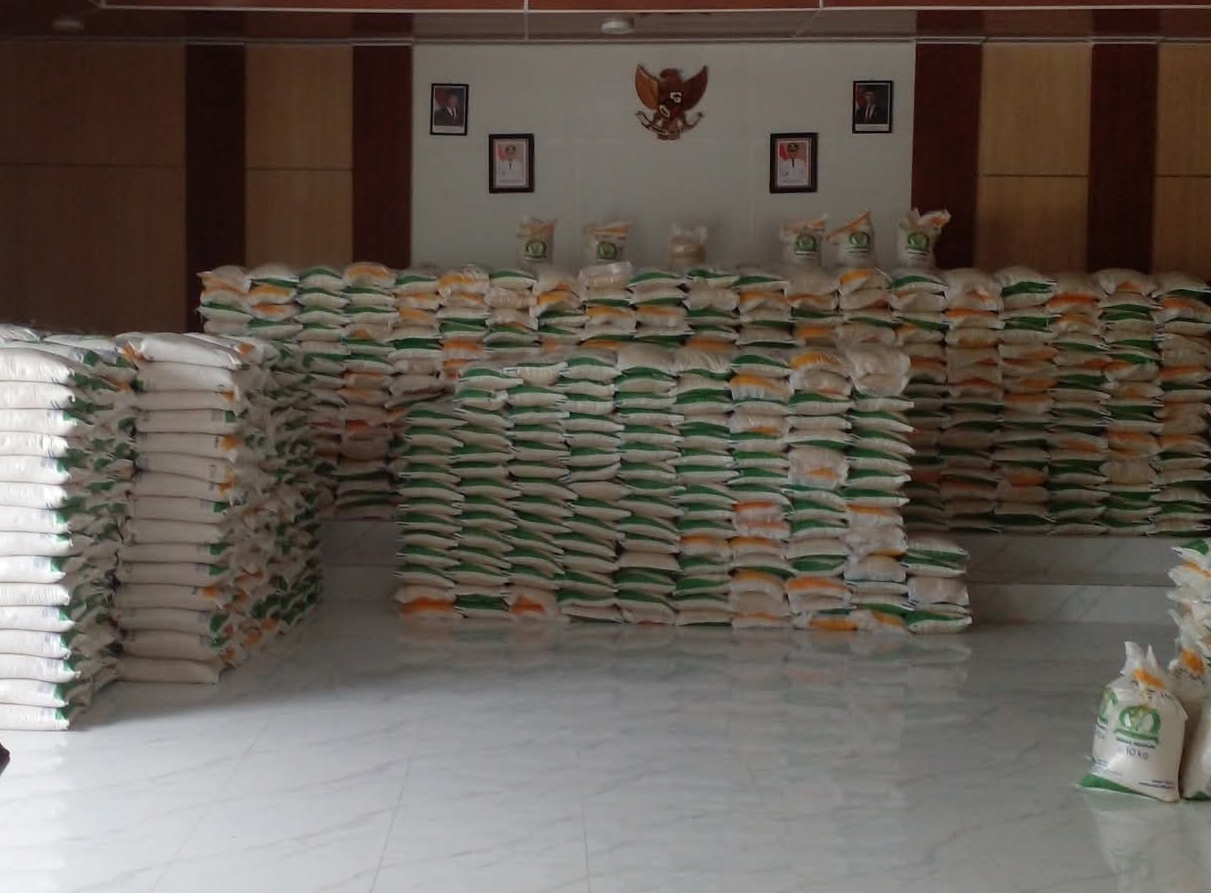 Warga Kecamatan Tanah Jawa memprotes distribusi bantuan beras yang dinilai salah sasaran di Simalungun, Jumat (22/8/2025).