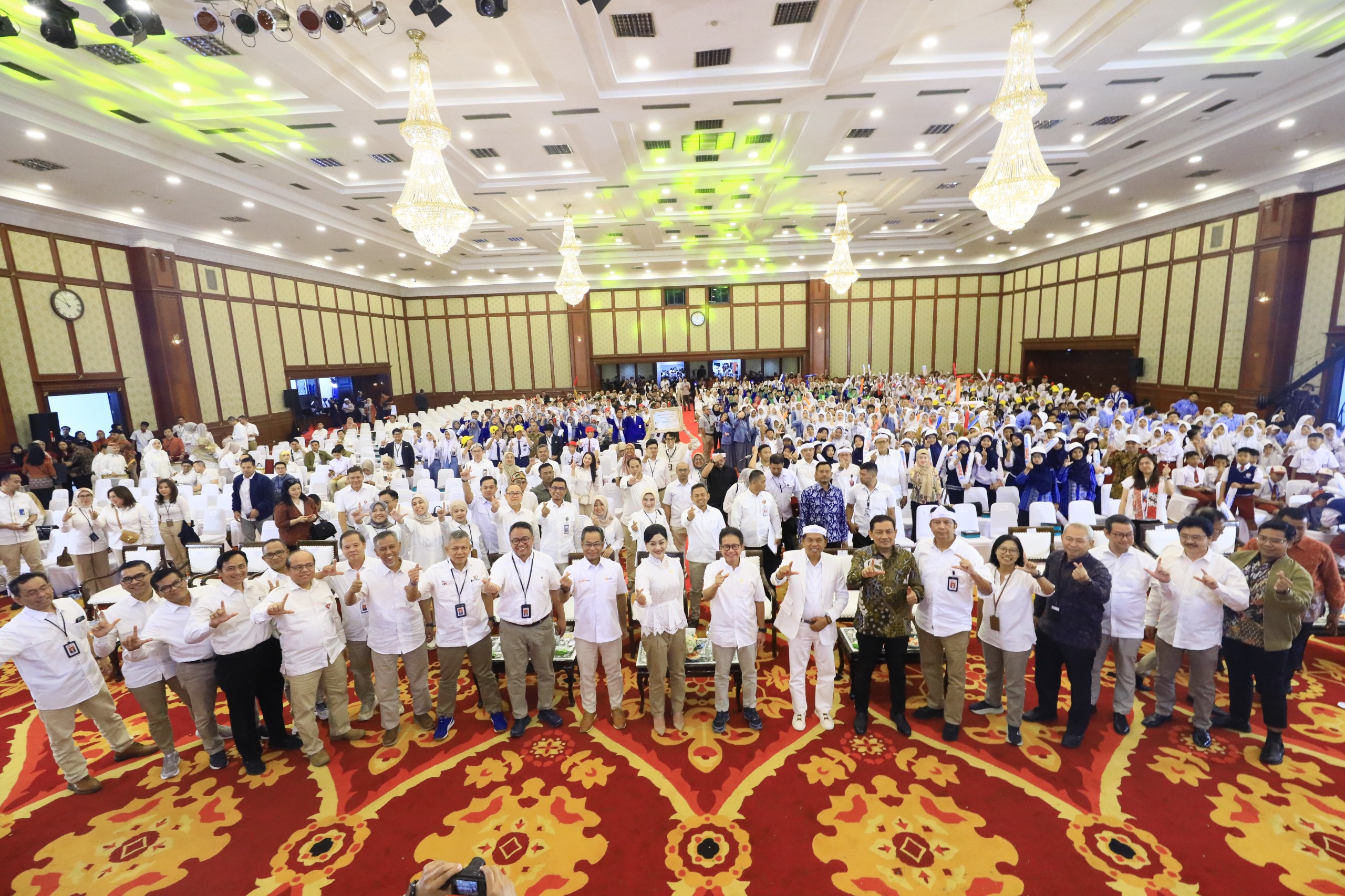 Menko Perekonomian Airlangga Hartarto foto bersama jajaran OJK, perbankan, dan pelajar usai kegiatan Hari Indonesia Menabung dan Bulan Literasi Keuangan 2025 di Gedung Dhanapala, Jakarta.
