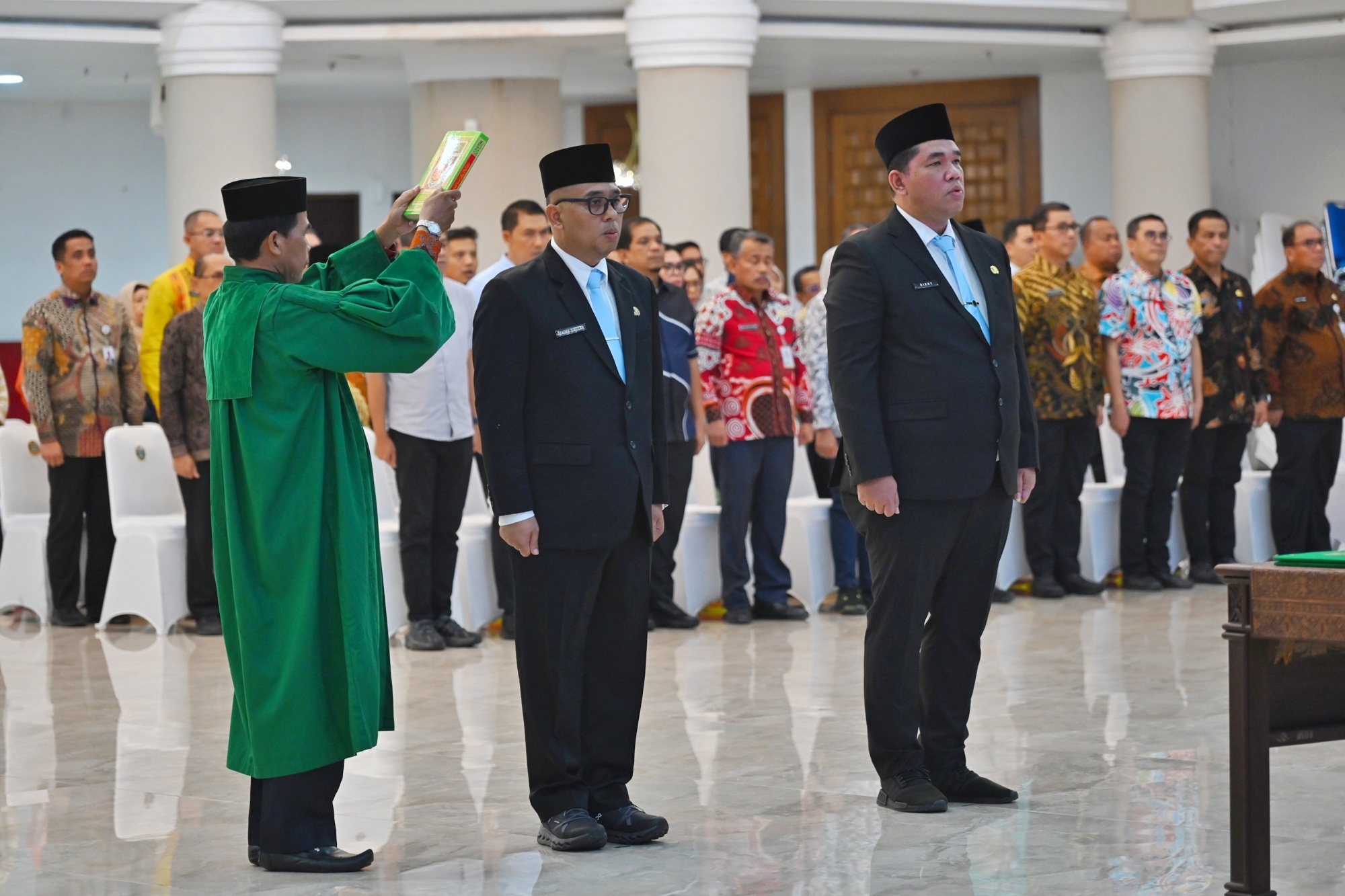 Gubernur Sumatera Utara Bobby Nasution melantik Hendra Dermawan Siregar sebagai Kepala Dinas PUPR Sumut di Aula Raja Inal Siregar, Kantor Gubernur Sumut, Jumat (22/8/2025).