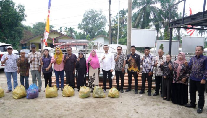 Bupati Labusel Fery Sahputra Simatupang menyerahkan bantuan kepada warga korban puting beliung di Desa Sabungan, Kecamatan Sungai Kanan, Kamis (21/8).