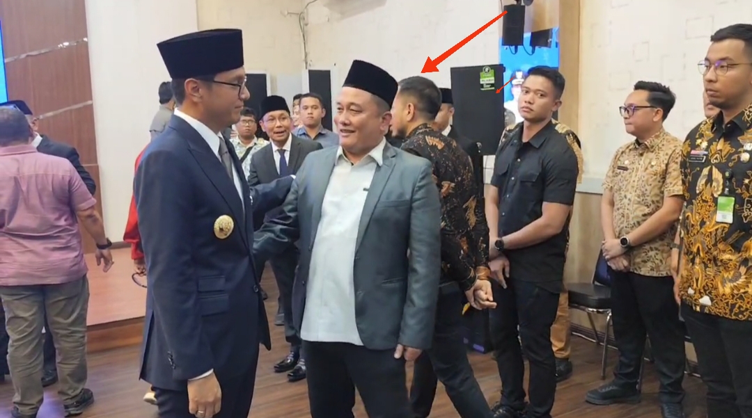 Tenaga Ahli Pemko Medan, Rio Adrian (tanda panah) tampak