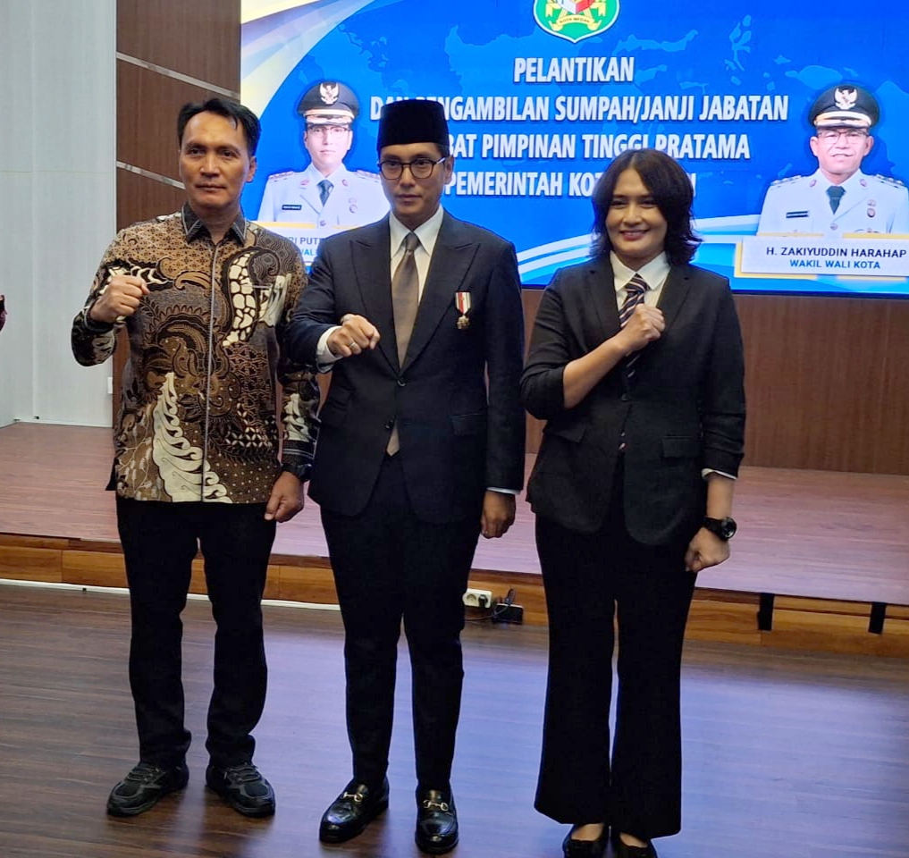 Melvi Marlabayana dan suami diabadikan bersama Wali Kota Medan, Rico Waas usai dirinya dilantik menjadi Kepala Dinas Lingkungan Hidup, Kamis sore (21/8/2025).