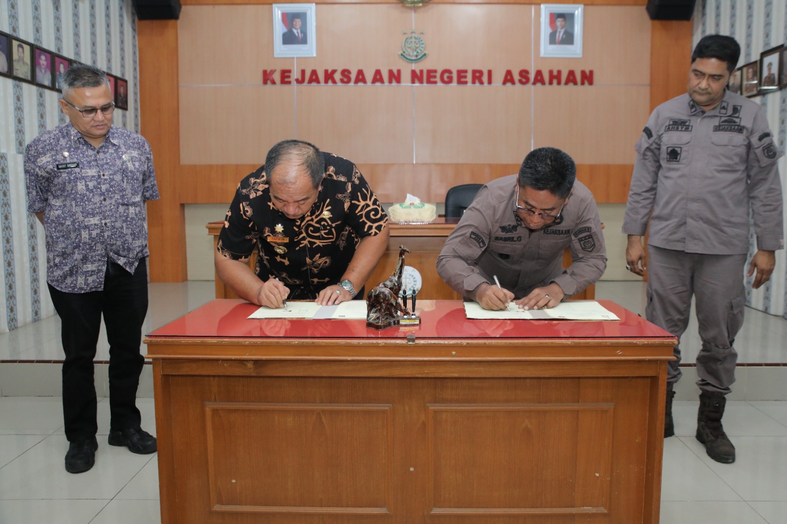 Bupati Asahan Taufik Zainal Abidin bersama Kajari Asahan Basril G menandatangani nota kesepakatan penguatan PAD di Aula Kejari Asahan, Kisaran.