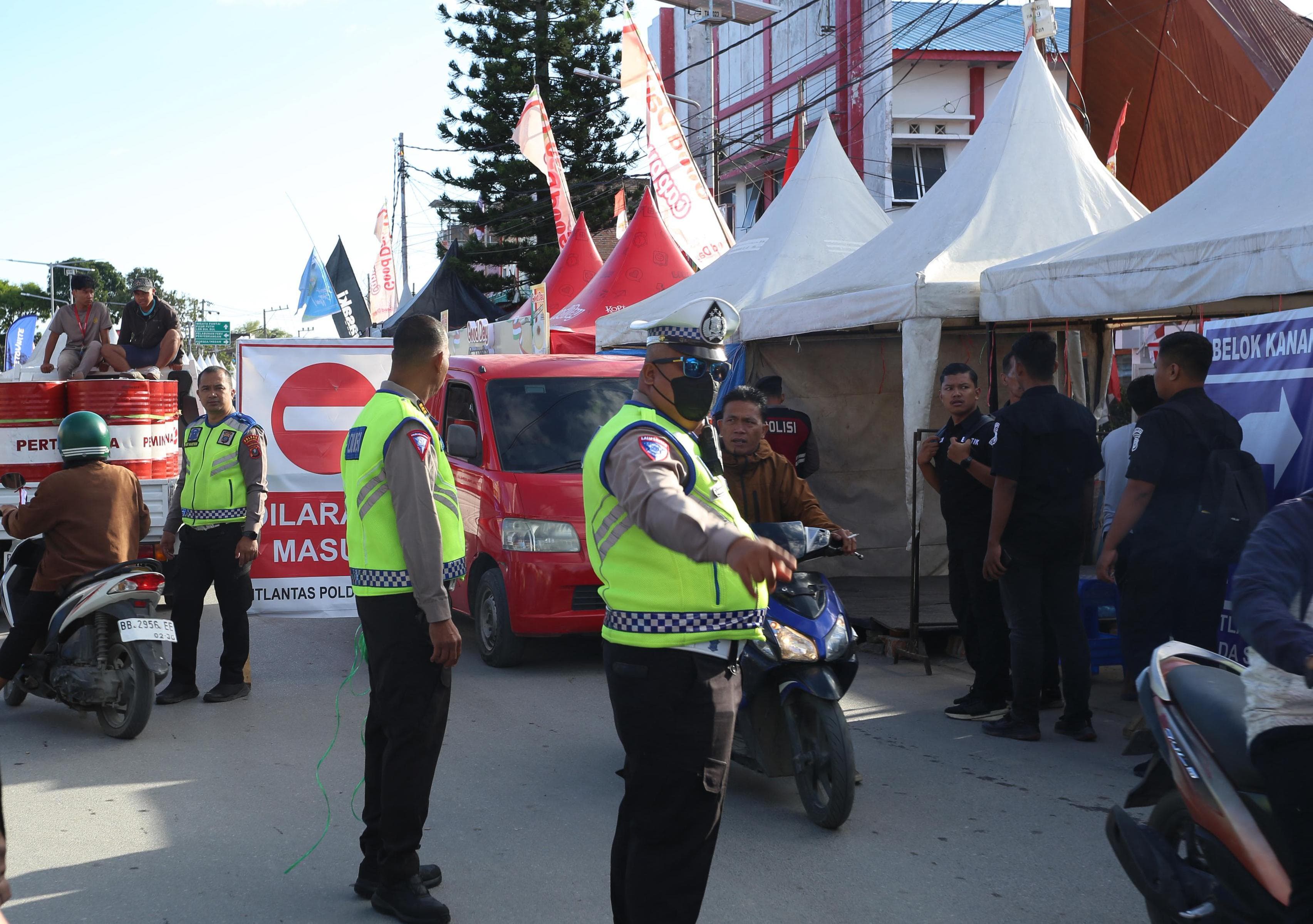 Personil Polda Sumut lakukan rekayasa lalulintas menjelang F1 Powerboat Toba 2025 yang berlangsung pada 22&ndash;24 Agustus di Danau Toba