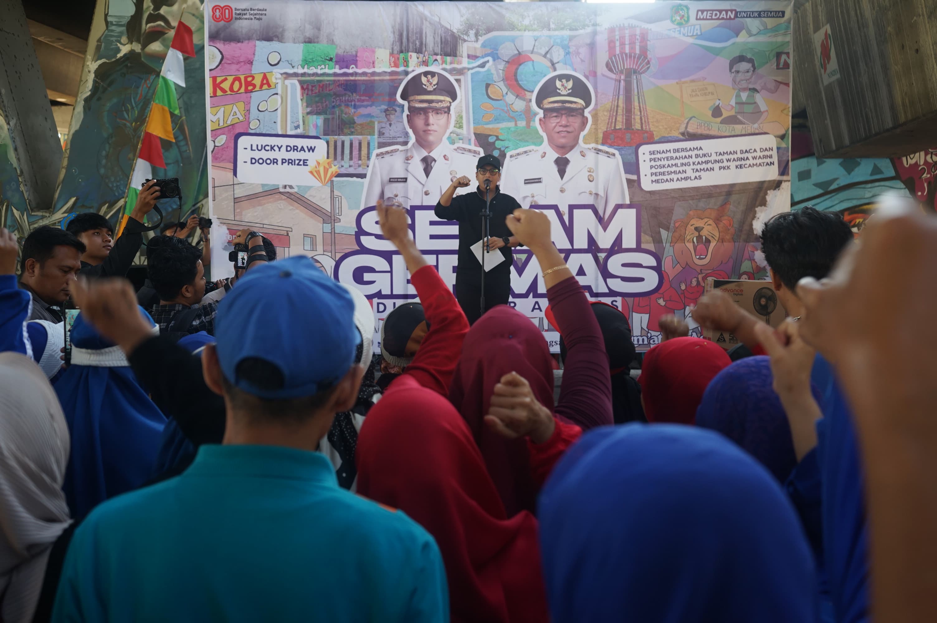 Wali Kota Medan Rico Tri Putra Bayu Waas memimpin Senam Germas bersama warga di bawah Fly Over Amplas, Jumat (22/8/2025).